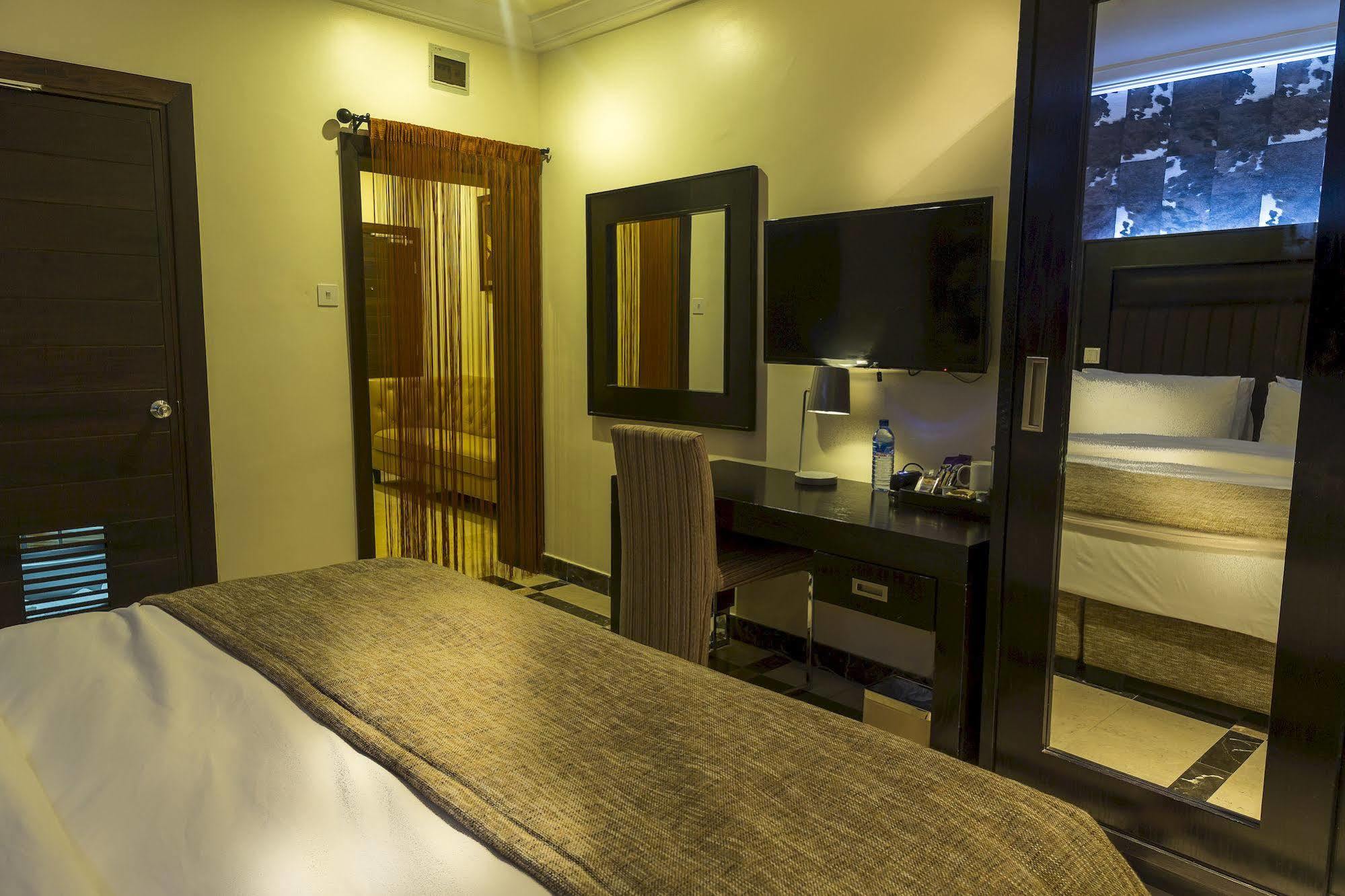 Quo Vadis Hotel อาบูจา ภายนอก รูปภาพ